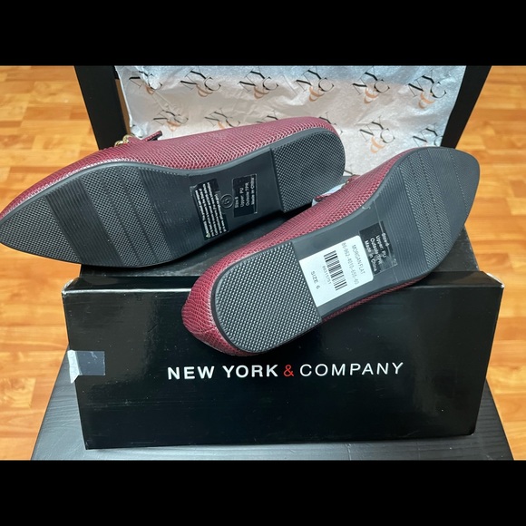 NWT | NY&Co. burgundy loafers with gold coloured chain buckle - Picture 8 of 14